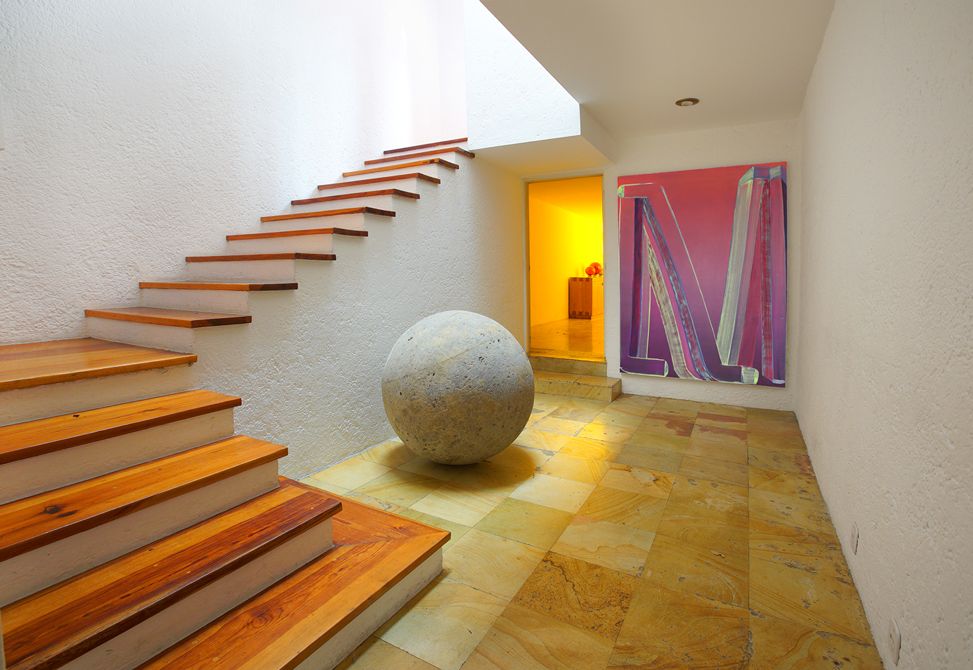 Installation view, Casa Gilardi, Mexico DF with painting by Robert Janitz
